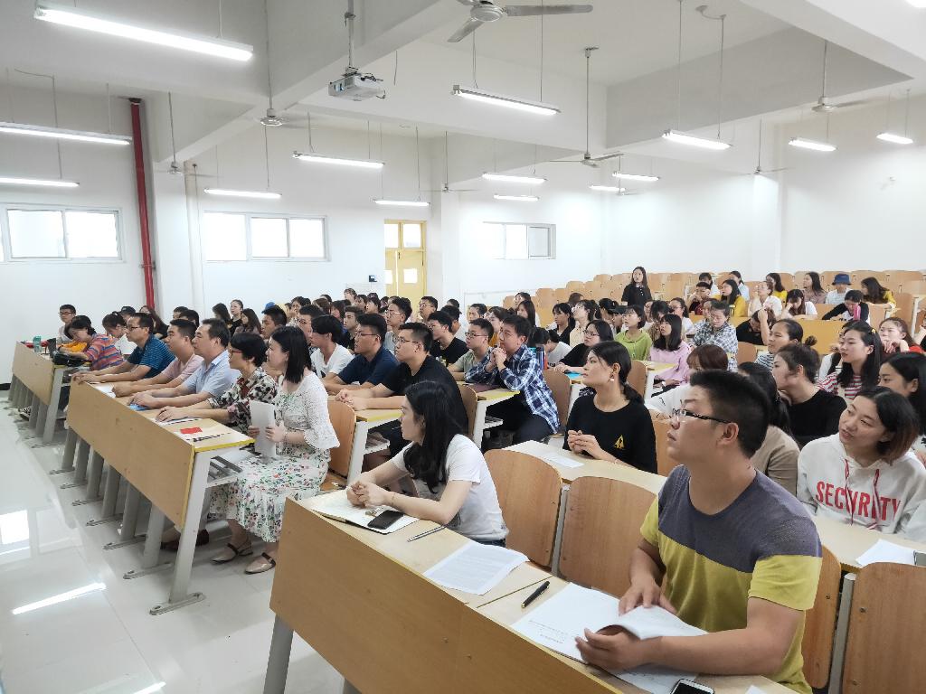 学生第一第二党支部观看《蜕变的灵魂》